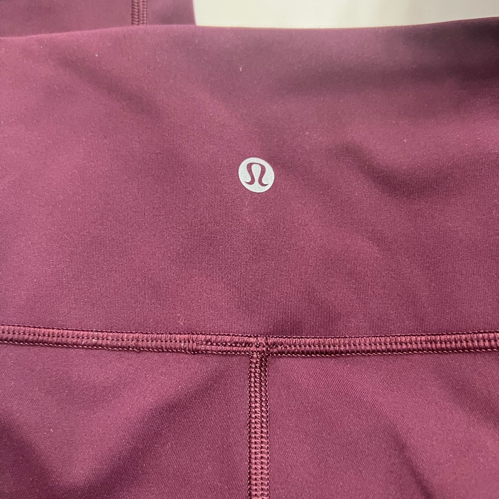 Lululemon cropped leggings.  Excellent, like new condition.